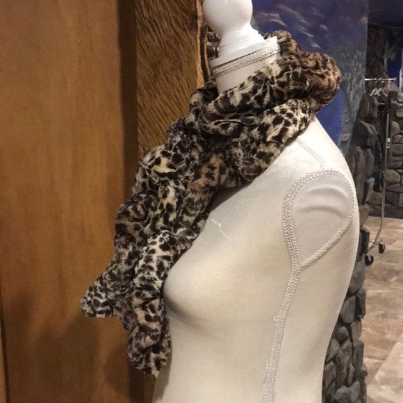 NWT Vine Street Apparel Luxury Faux Fur Scrunchy Scarf - Picture 2 of 4